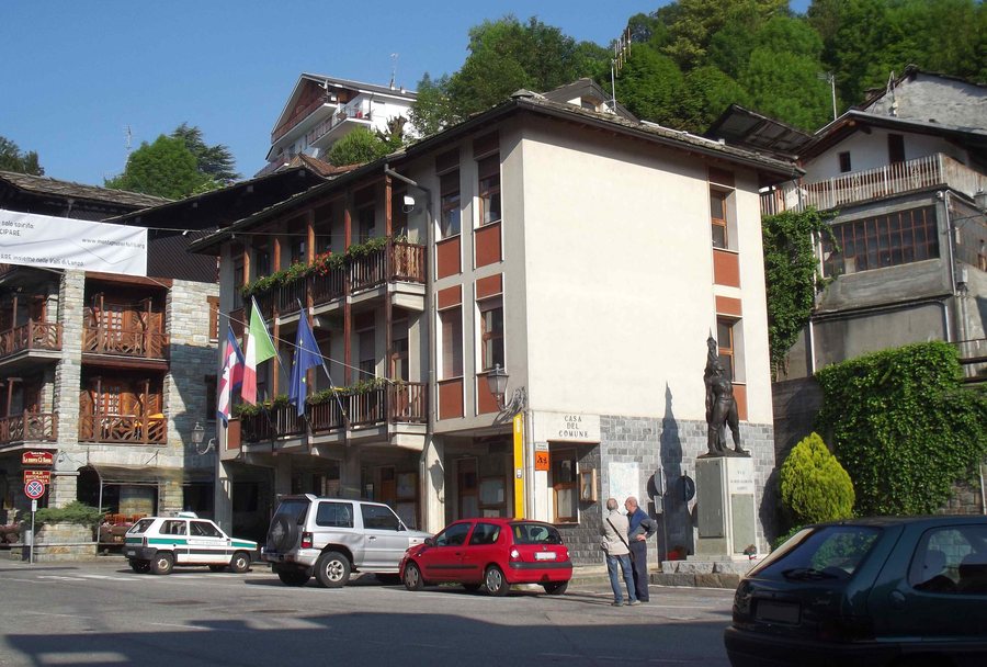 File:Viù municipio.jpg