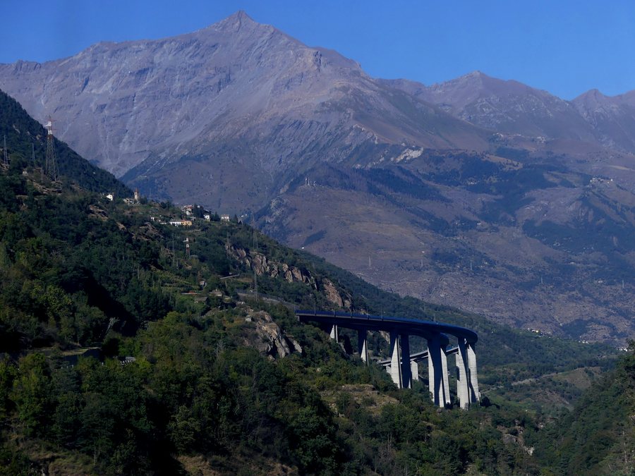 File:Viaduct et village de Ramat à Chiomonte (septembre 2024).JPG