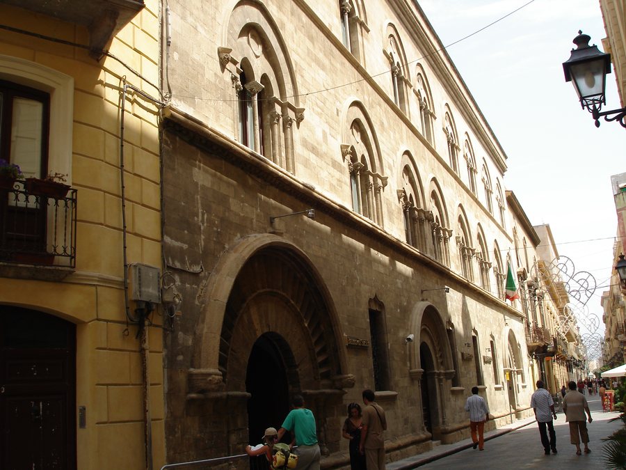File:Palazzo Burgio, Trapani, Sicilia.jpg
