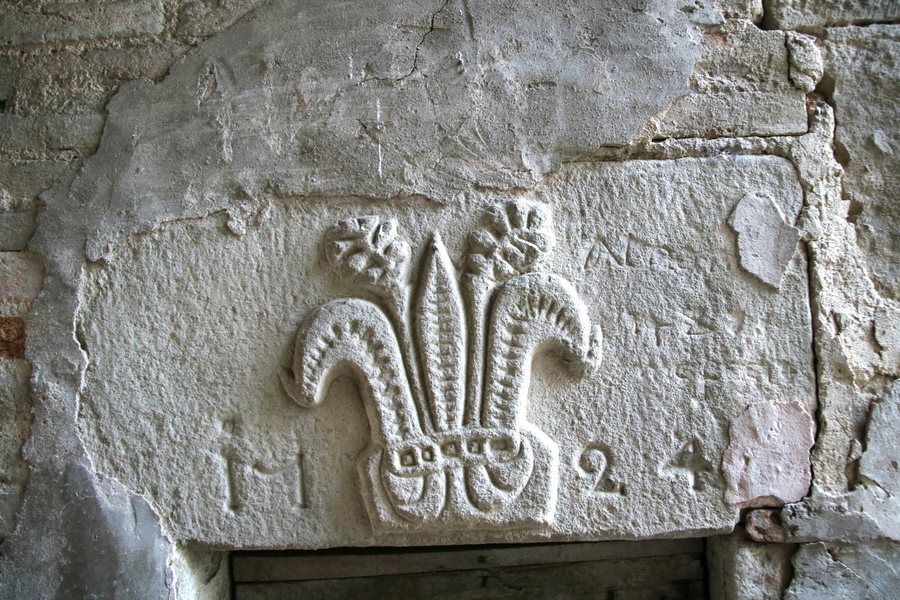 File:Montagnana Pistoiese (Marliana), 1724 giglio di Firenze .jpg