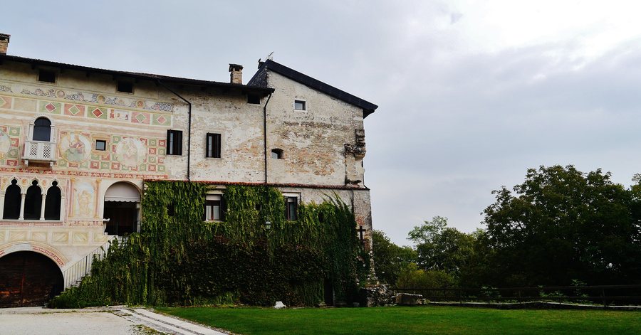 File:Spilimbergo Castello di Spilimbergo Cortile 2.jpg