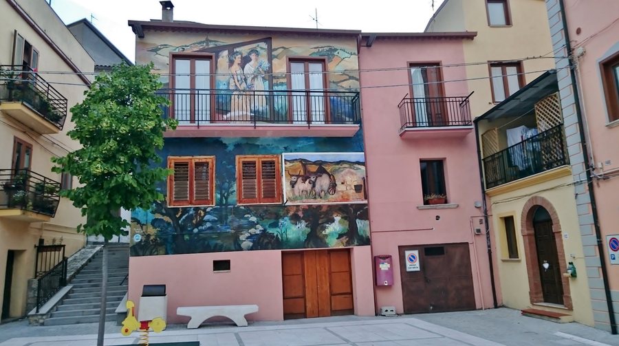 File:Satriano di Lucania Murales.jpg