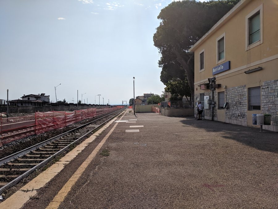 File:Stazione botricello binari.jpg