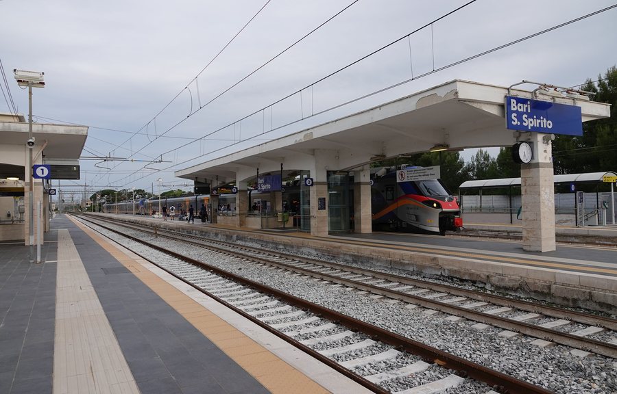 File:Bari Santo Spirito train station.03.jpg