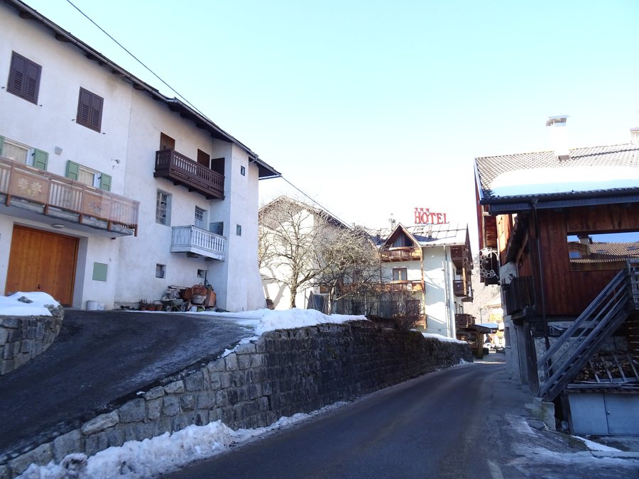 File:Almazzago - Scorcio 01.jpg