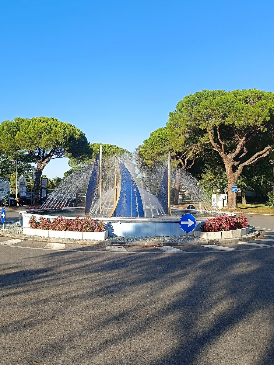 File:Fontana, Aprilia Marittima, Viale Aprilia Marittima.jpg