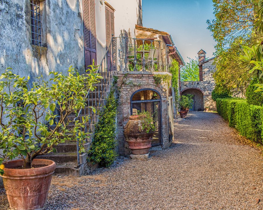 File:Fattoria Lornano (Winery), Chianti, Italy.jpg