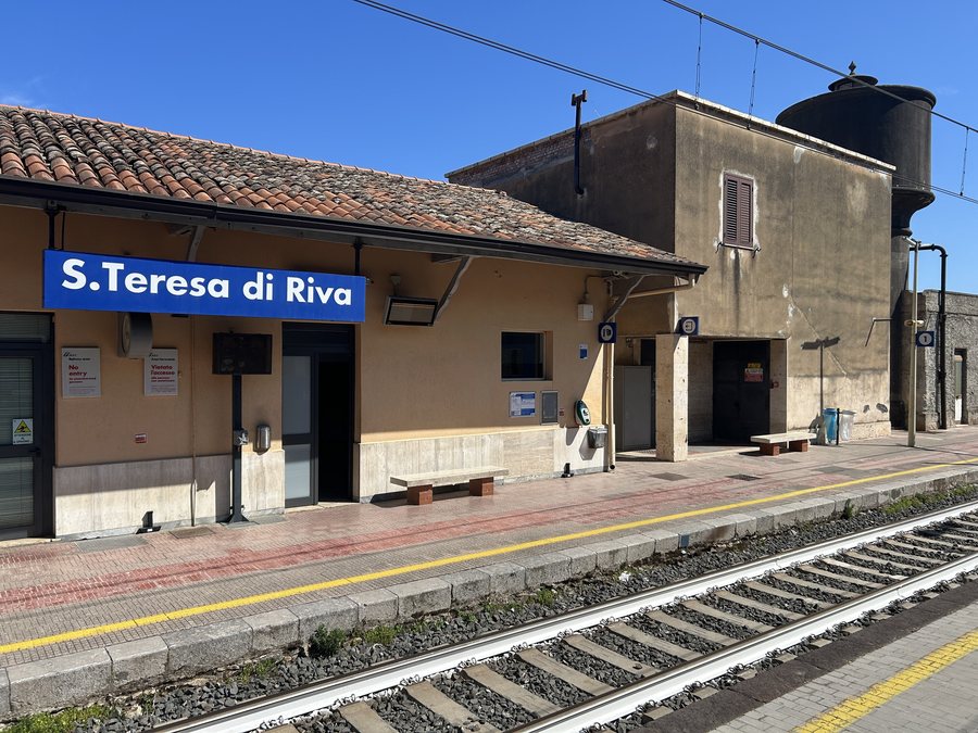 File:Santa Teresa di Riva FS.jpg