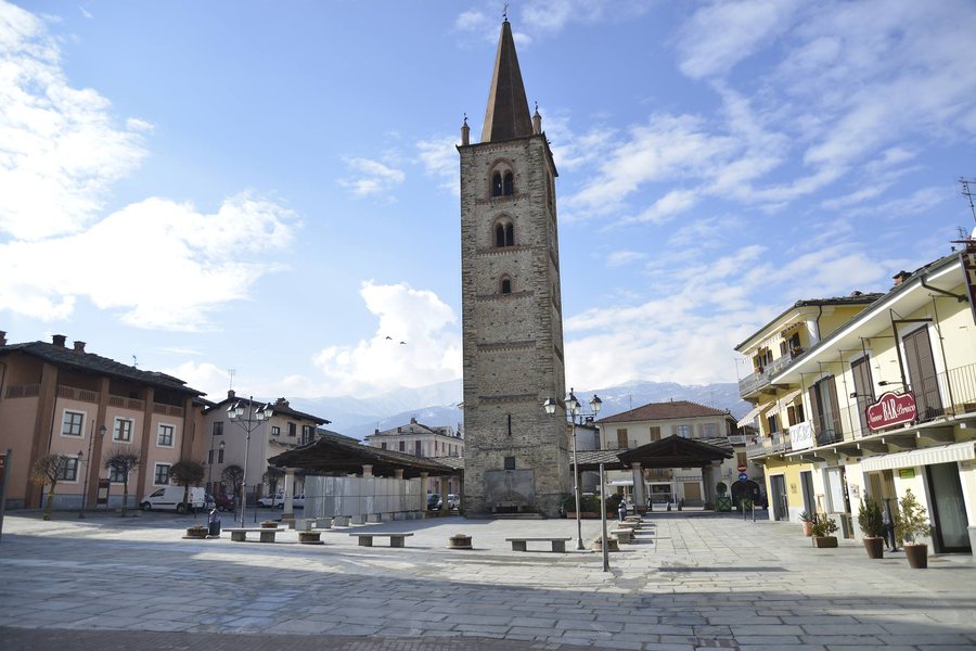 File:Bagnolo Piemonte (CN) - piazza San Pietro.jpg