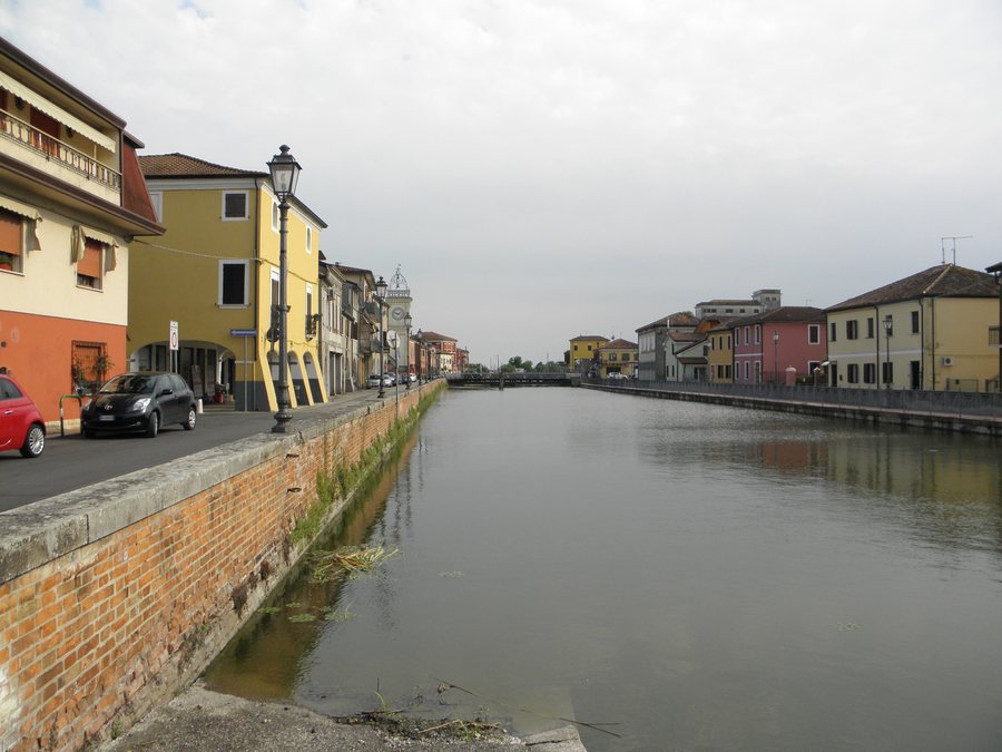 File:Canale di Loreo, attracco via Tornova (Loreo).jpg