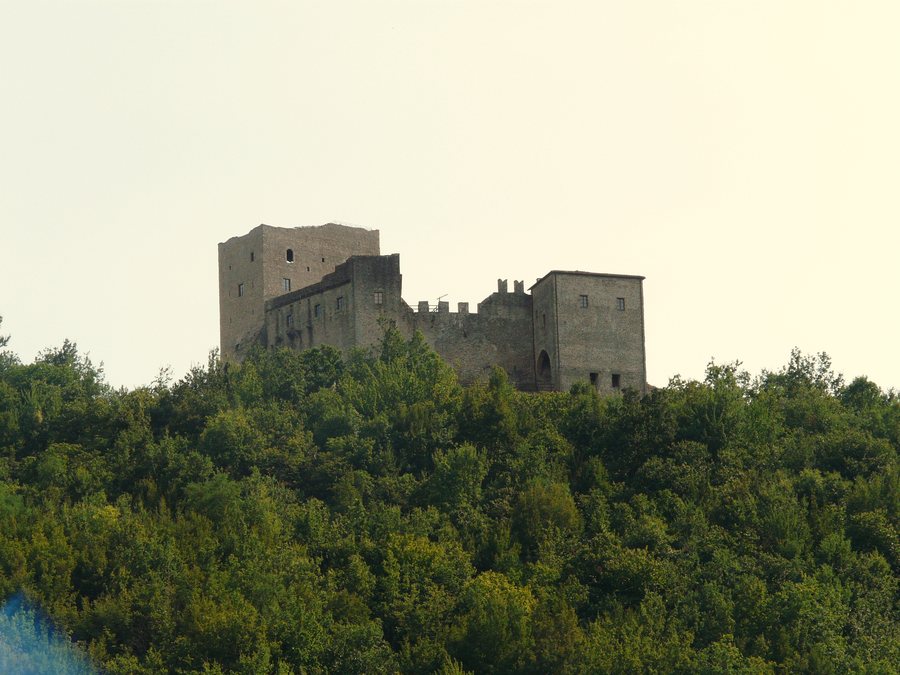 File:Gragnola (Fivizzano)-castel dell'Aquila.jpg