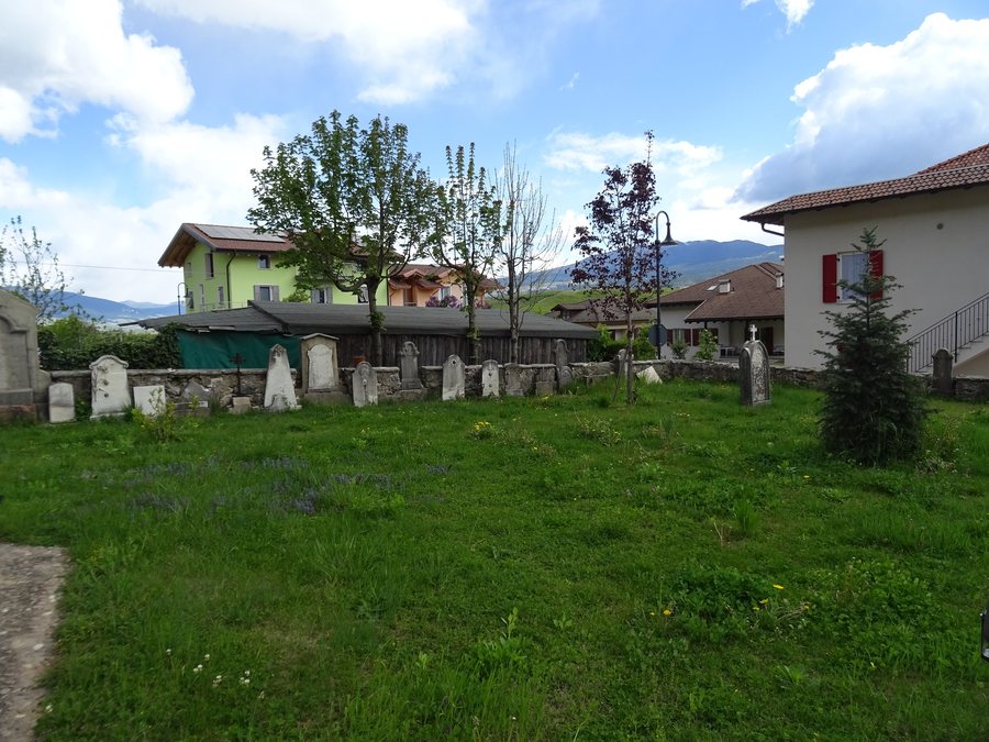 File:Cunevo, chiesa di San Lorenzo - Vecchio cimitero.jpg