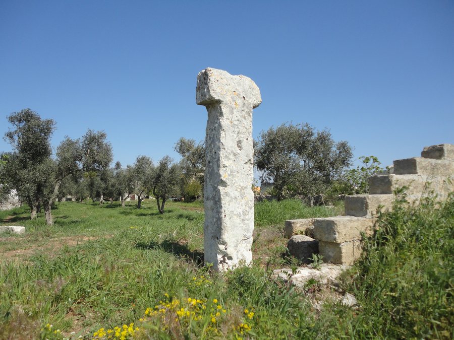 File:Menhir Vardare di Diso.jpg