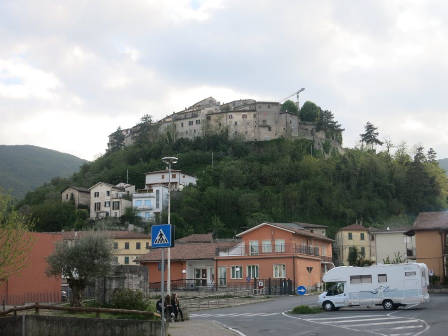 File:Contigliano - borgo da Piazza degli Eroi 01.jpg