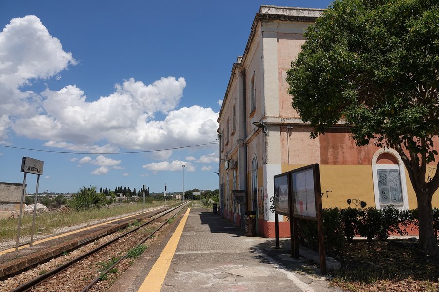 File:Alezio train station.03.jpg