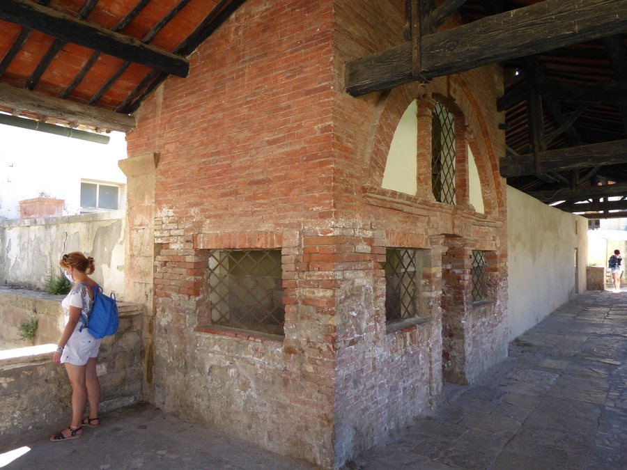 File:Bagno Vignoni, cappella di Santa Caterina.jpg