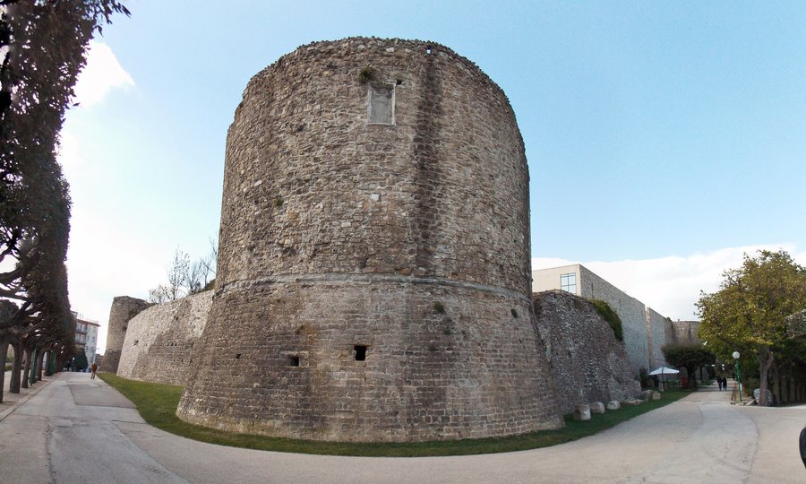 File:Castello di Ariano Irpino - torrione sud.jpg