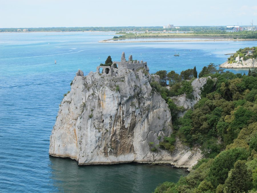File:Resti del vecchio castello di Duino - Duino-Aurisina - Province of Trieste - Italy - 13 May 2011.jpg