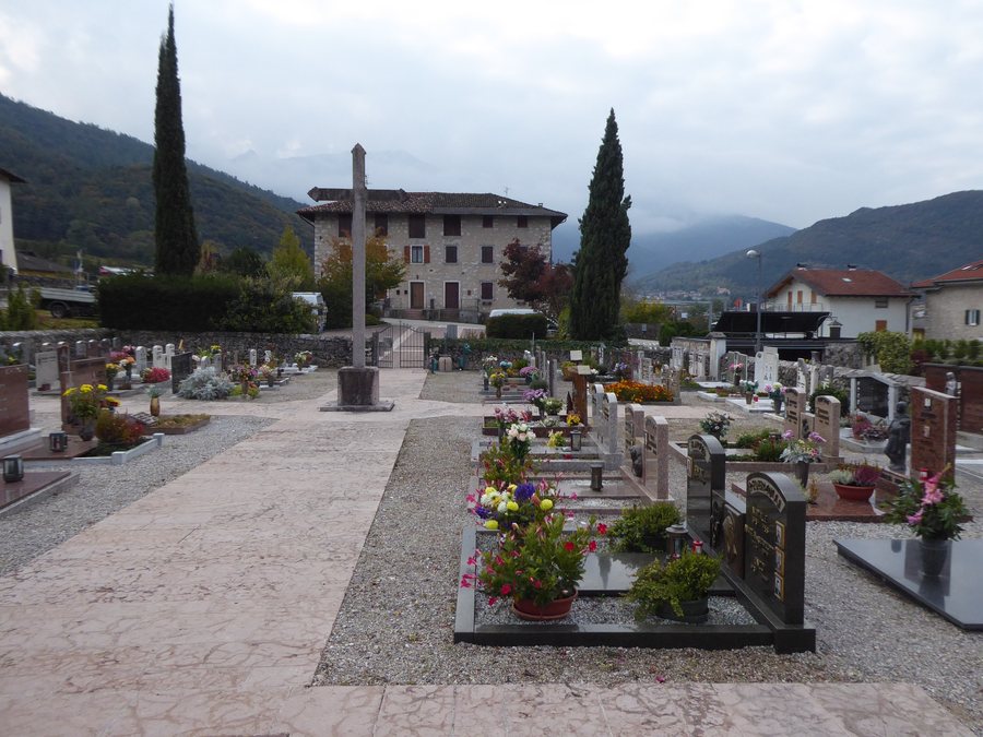 File:Cimitero di Stravino 02.jpg