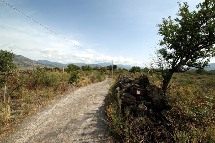 File:E1 Trek between Moio Alcantara and Castiglione di Sicilia.jpg