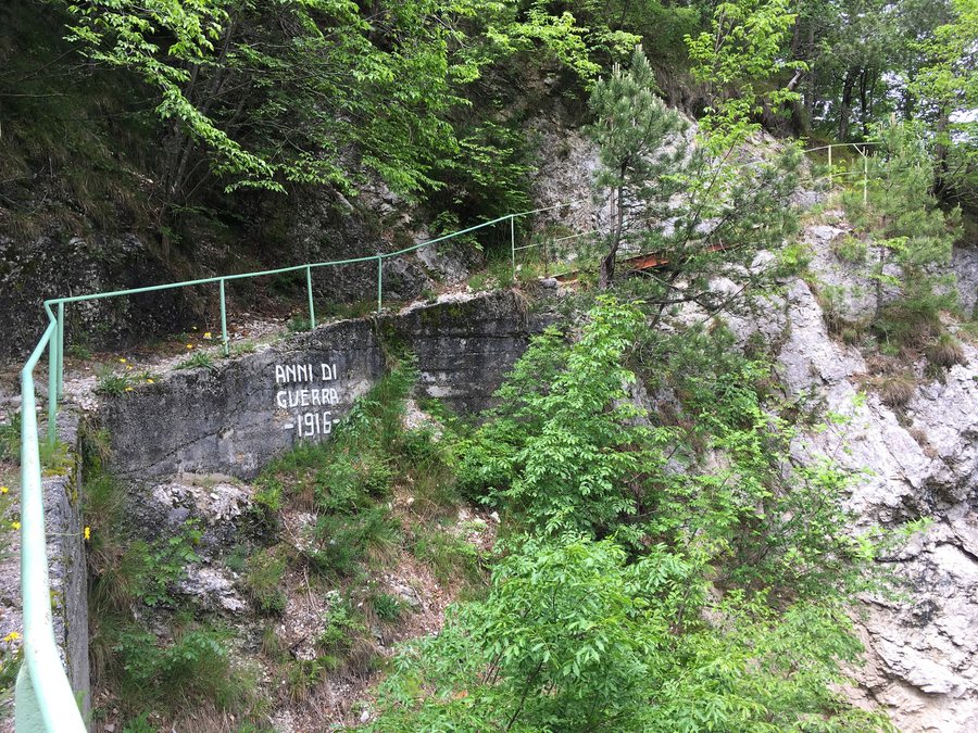 File:Saumweg, Strada Comunale Stavoli Compiolo, Moggio Udinese, Italien.jpg