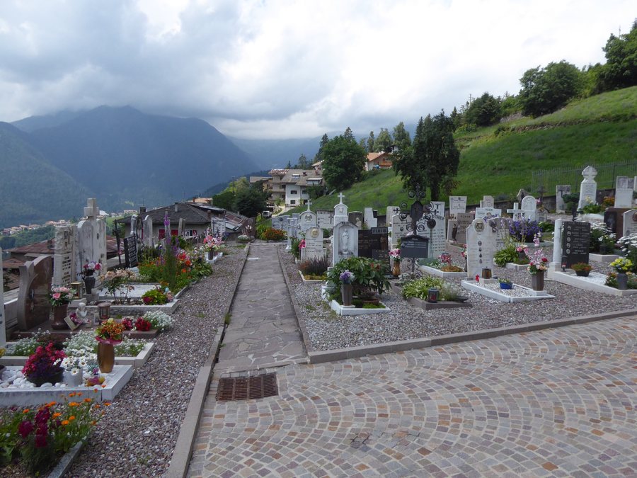 File:Cimitero di Tregiovo 01.jpg