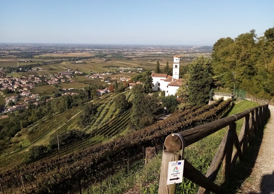 File:View to Cormóns, Regione Autonoma Friuli-Venezia Giulia, Italy 01.jpg