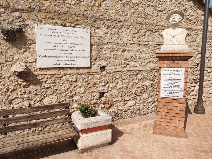File:Iscrizione e mezzobusto di Achille Fazzari a Stalettí.jpg