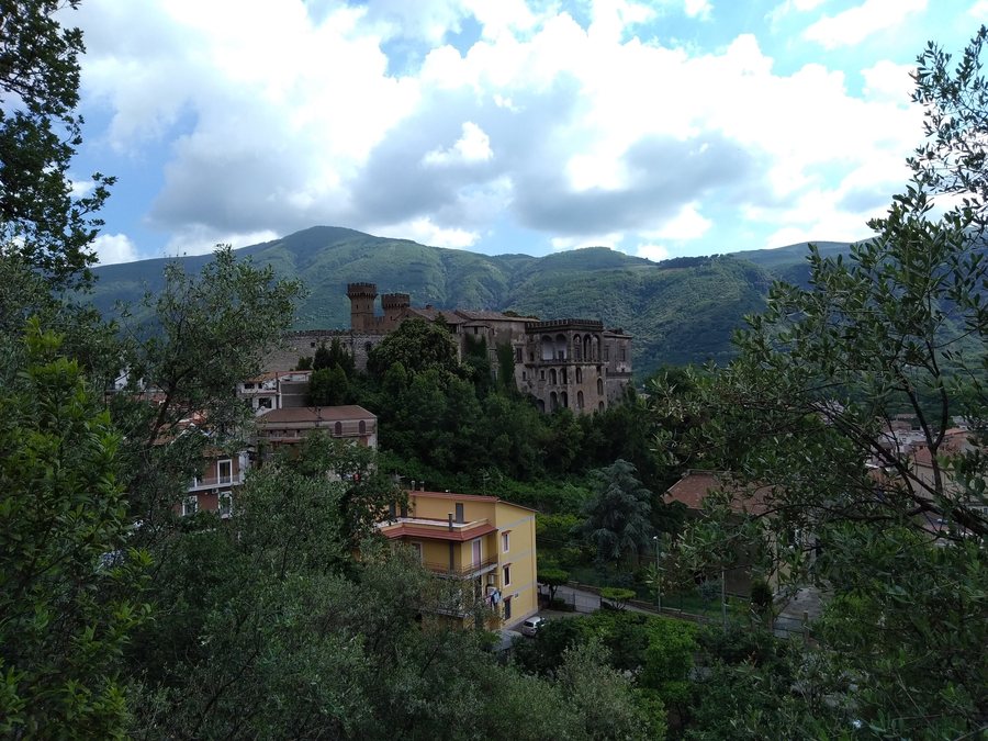 File:Castello Lancellotti Lauro (AV) vista panoramica.jpg