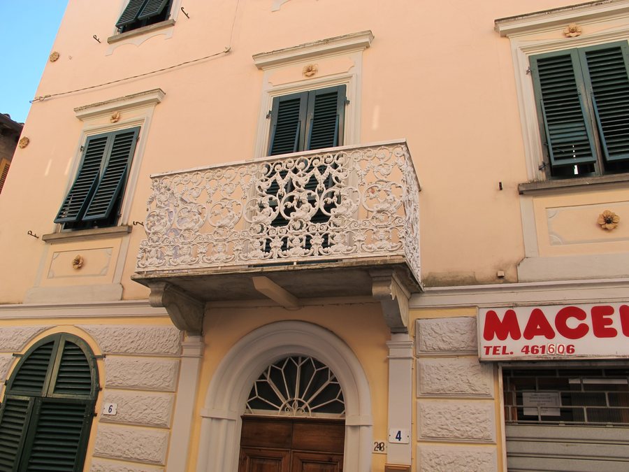 File:Marti, balcone con ringhiera.JPG