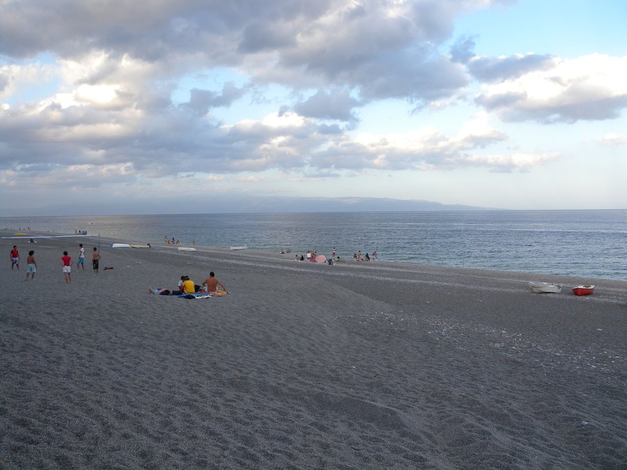 File:Beach Roccalumera.jpg