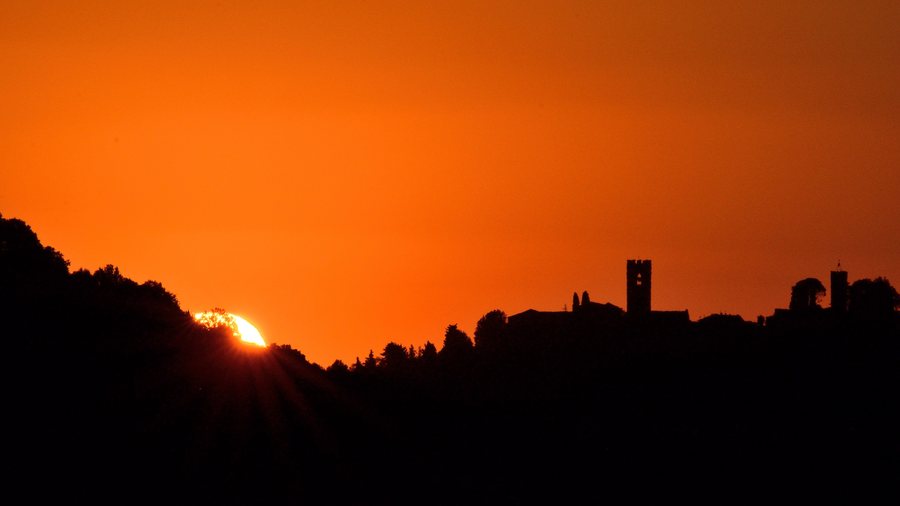 File:Buggiano Castello alba 1.jpg