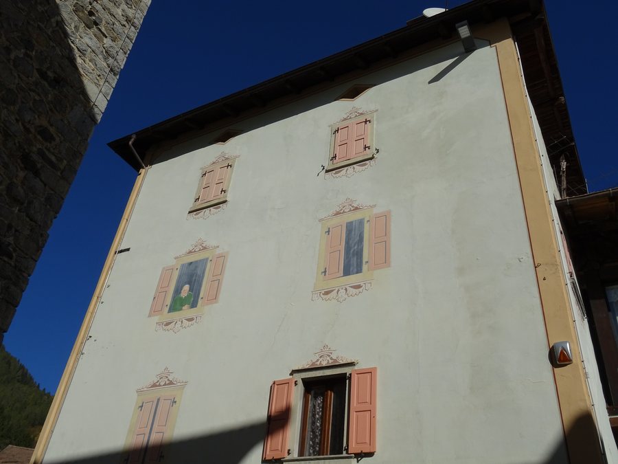 File:Caderzone Terme - Casa con finestre affrescate.jpg