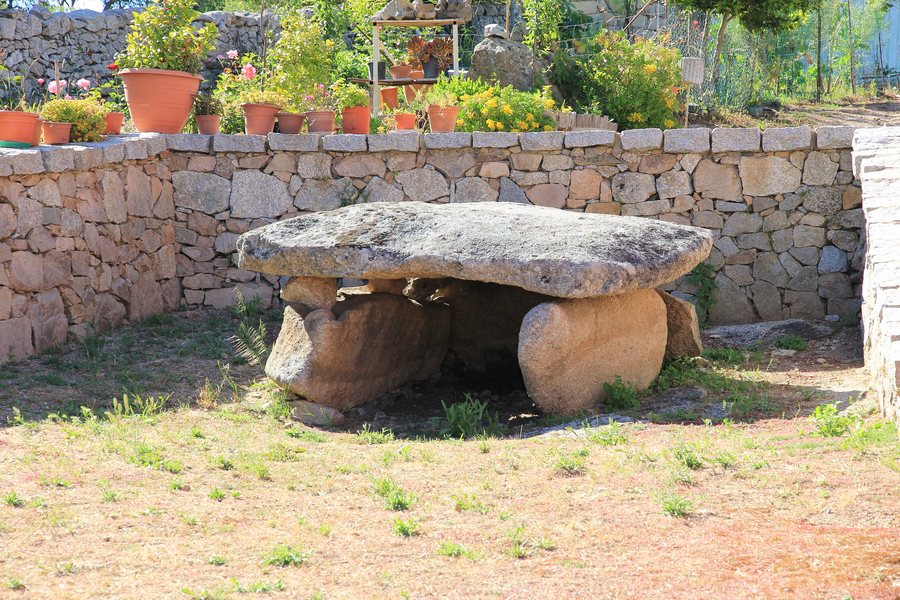 File:Luras - Dolmen di Alzoledda (01).JPG
