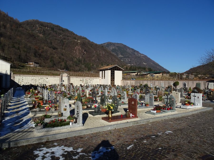 File:Cimitero di Condino 02.jpg