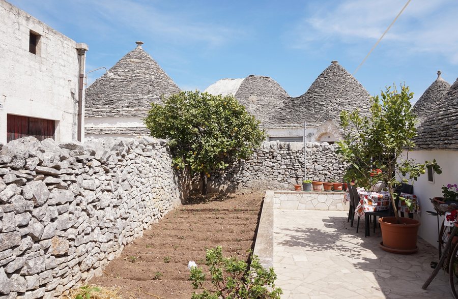 File:Alberobello, Italy 07.jpg