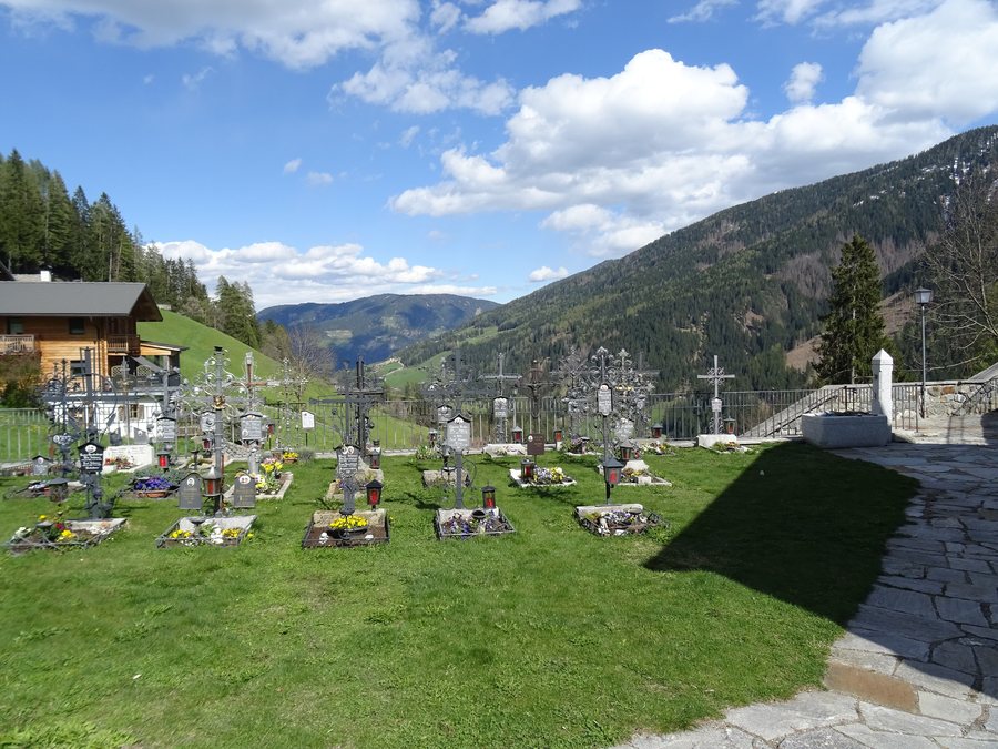 File:Cimitero di Santa Valburga 01.jpg