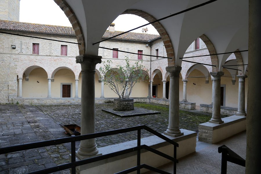 File:Pianetto (galeata), santa maria dei miracoli, esterno, chiostro 01.jpg