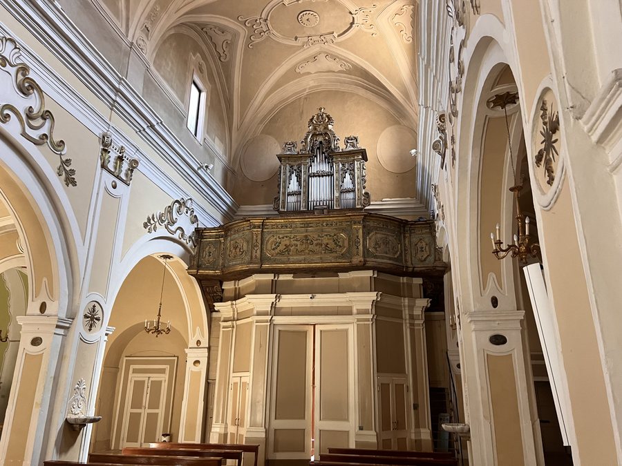 File:Chiesa di Santa Maria Assunta - Turi - interno 04.jpg