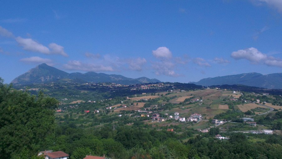 File:Paesaggio Apollosa.jpg