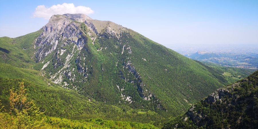File:Montagna di Campli, Teramo, Italy, south slope.jpg