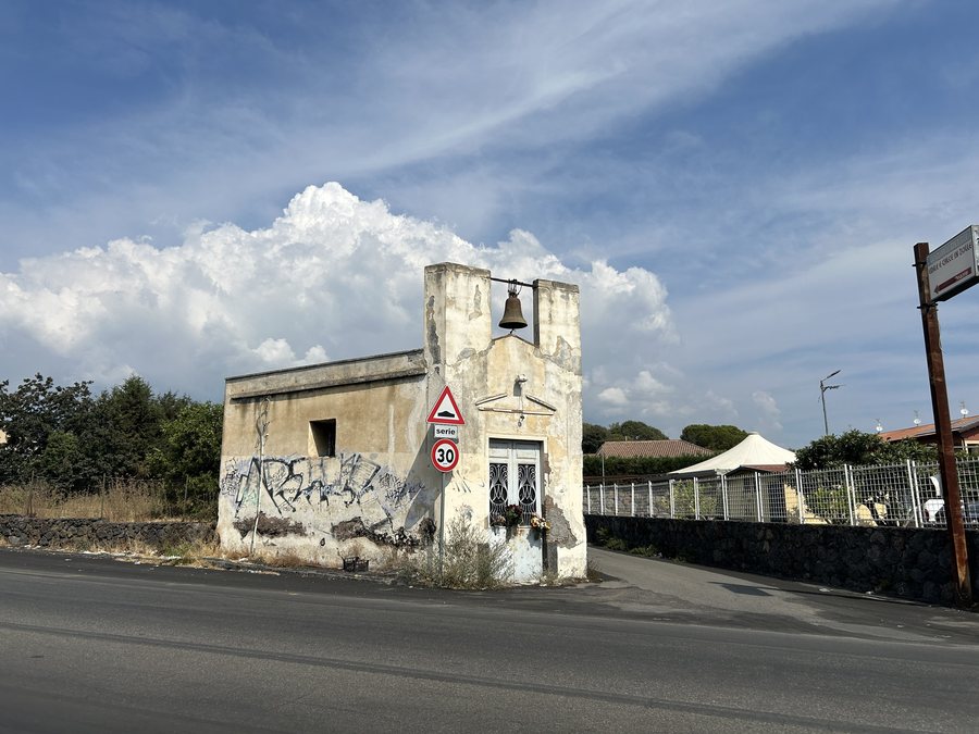 File:Chiesetta a San Giovanni La Punta.jpg