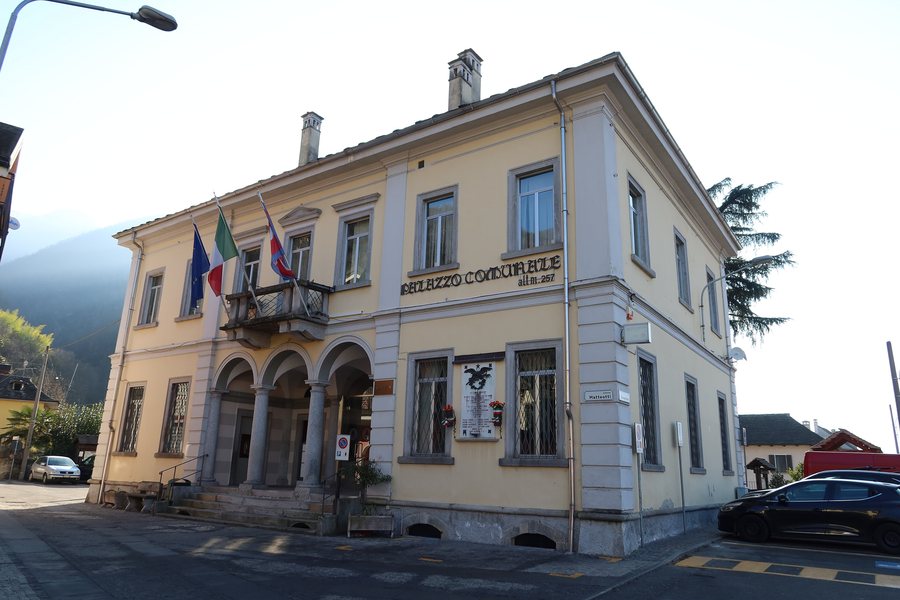 File:Beura-Cardezza Municipio.jpg