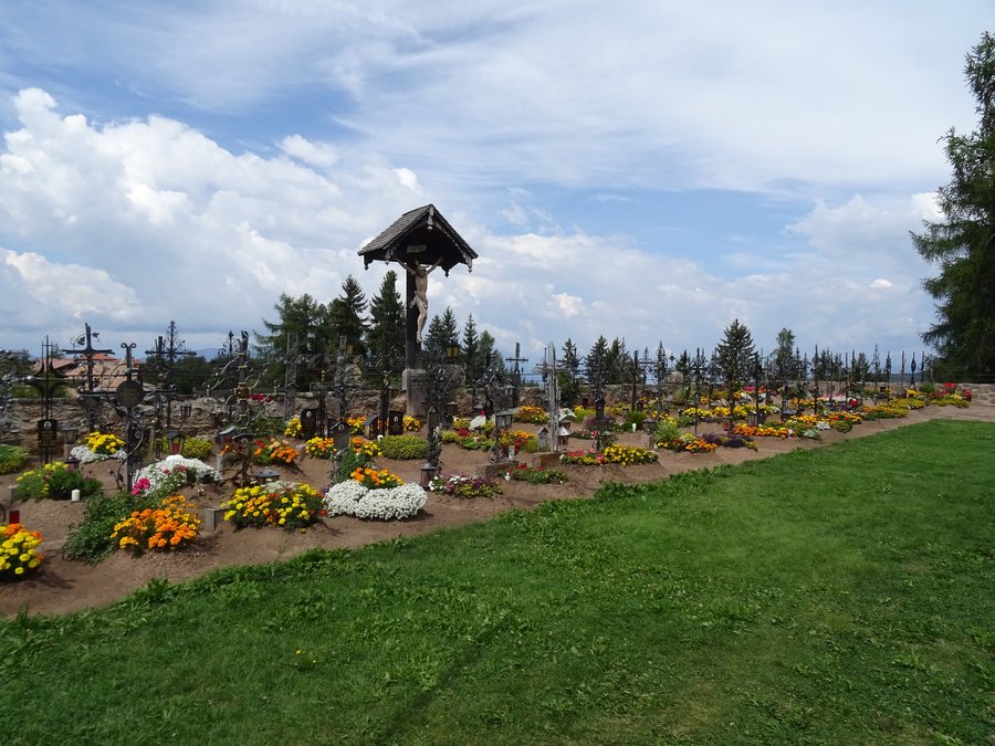 File:Cimitero di Monte San Pietro 01.jpg