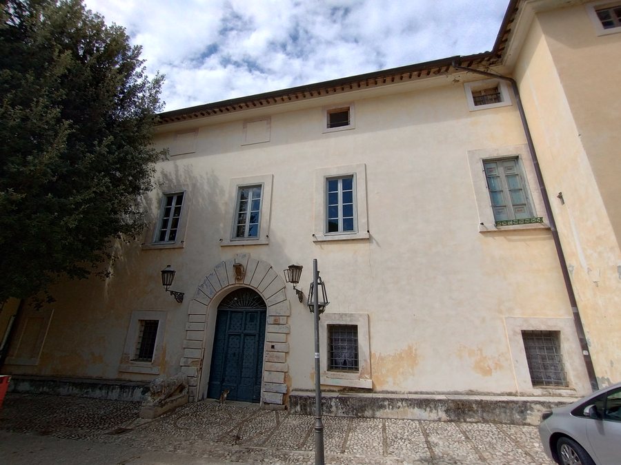 File:Palazzo baronale di Castel san Pietro Sabino.jpg