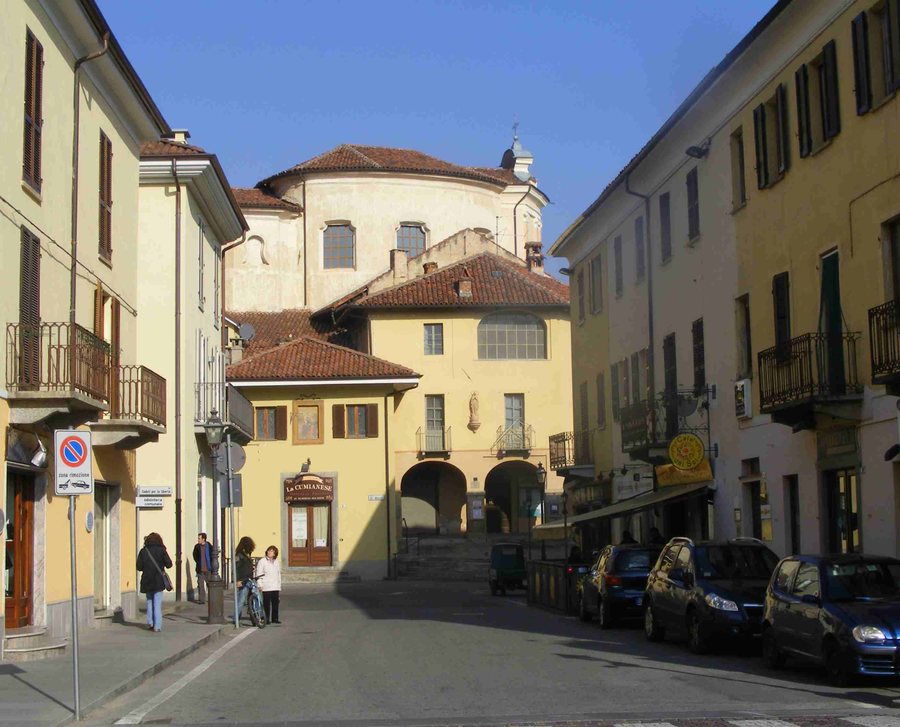 File:Via Umberto I, Cumiana, Italia.jpg