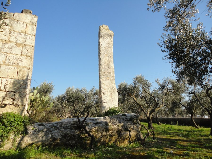 File:Menhir San Giovanni Malcantone Uggiano la Chiesa-Otranto.jpg