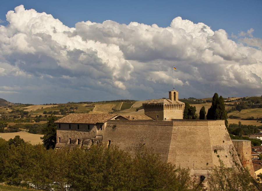 File:Rocca di Meldola tra le nuvole.jpg