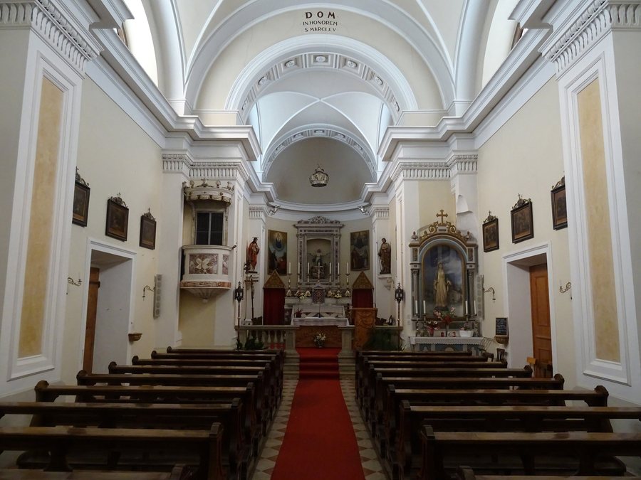 File:Mollaro, chiesa di San Marco - Interno 01.jpg