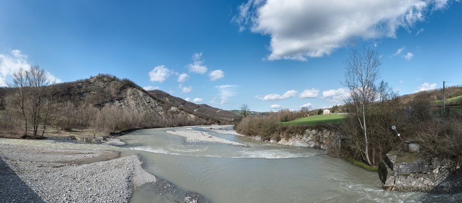 File:Torrente Enza - Canossa, Reggio Emilia, Italy - March 27, 2015 02.jpg